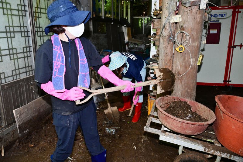 [산청=뉴시스] 차용현 기자 = 23일 오전 경남 사천시 공무원들이 최근 폭우피해를 입은 산청군 하신마을 한 농가를 찾아 수해 복구작업을 펼치고 있다. 2025.07.23.con@newsis.com