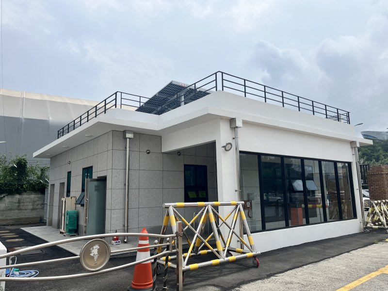 [울산=뉴시스] 제로에너지건축물 인증 1등급을 획득한 울산항 일반부두 경비초소 (사진=울산항만공사 제공) photo@newsis.com *재판매 및 DB 금지
