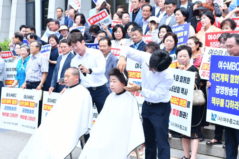 전남 여수시의회가 '여수MBC 순천 이전'에 대한 전면 철회를 촉구하며 삭발식까지 단행했다.(여수시의회 제공. 재판매 및 DB 금지)
