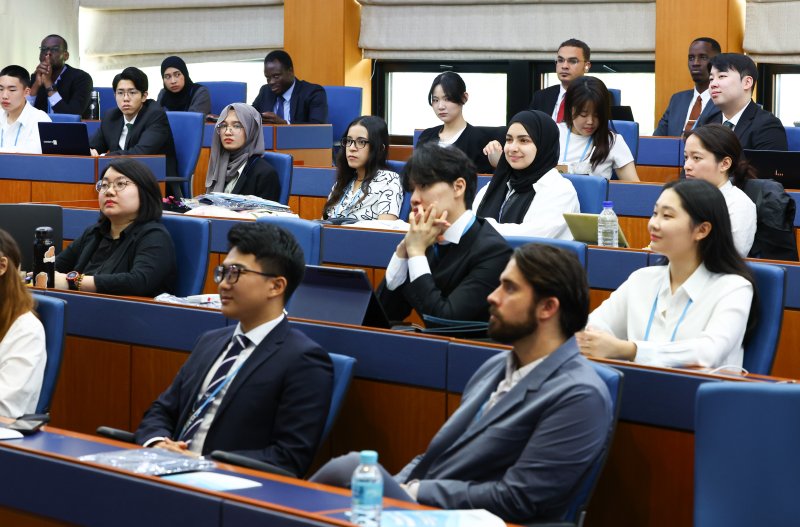 [서울=뉴시스] 황준선 기자 = 12일 오전 서울 서대문구 연세대학교에서 열린 한국국제모의유엔 개회식에서 참가자들이 서창록 고려대학교 교수의 기조연설을 듣고 있다. 이번 행사에는 글로벌 피스 코어 참가자 및 대한민국 거주 청년 120명이 참여해 북한 이탈 주민과 난민의 인권과 자유를 위한 결의안을 작성할 계획이다. 2024.08.12. hwang@newsis.com