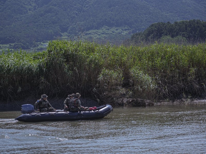 지난 22일 전남 순천 일대에서 특수전사령부 예하 특전대원들이 보트와 드론을 활용해 실종자 수색을 하고 있다. 육군 제공
