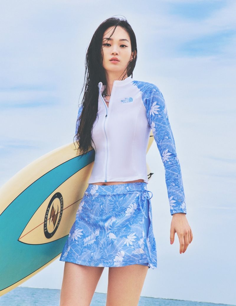 노스페이스 '여성용 웨이비 프린트 래시가드'와 '여성용 웨이비 랩스커트'를 착용한 노스페이스 홍보대사 신현지. 영원아웃도어 제공