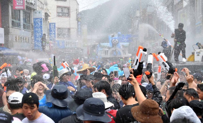 [광주=뉴시스] 장흥 물축제 살수대첩