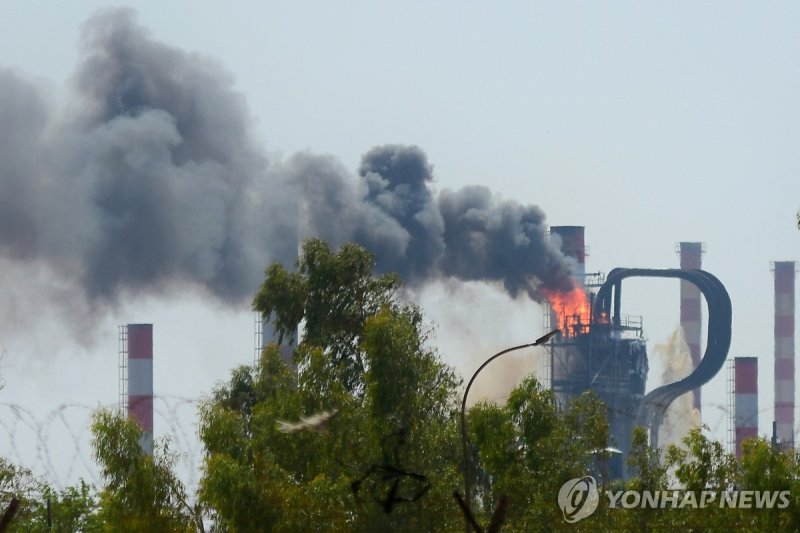 지난 19일(현지시간) 이란 남서부 아바단 석유 정제공장에서 발생한 화재 (출처=연합뉴스)