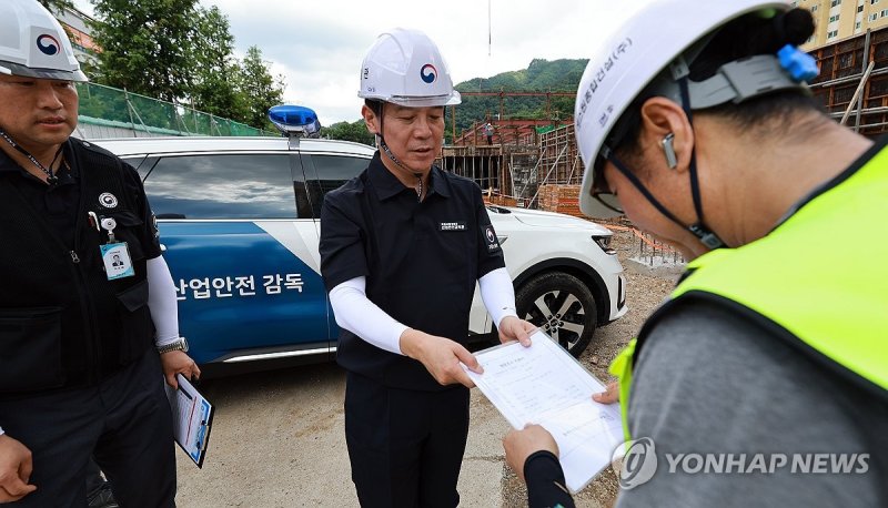 김영훈 장관, 건설공사 현장 점검 (출처=연합뉴스)
