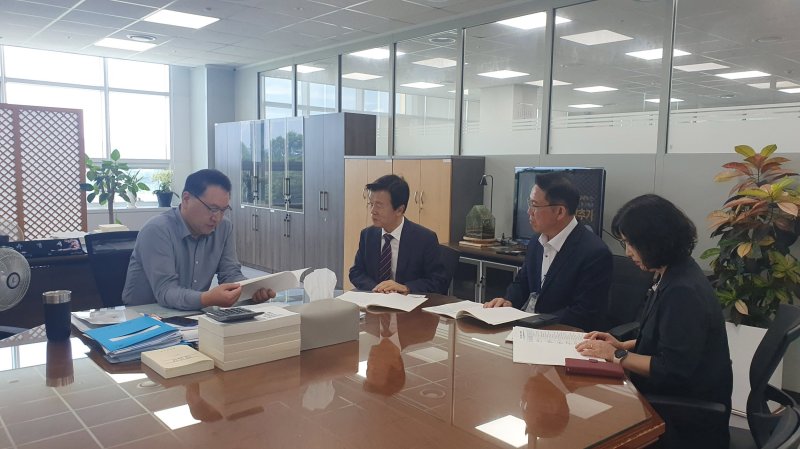 [진주=뉴시스] 조규일 진주시장, 기재부 방문해 유병서 예산실장 만나 ‘국비 확보' 요청.(사진=진주시 제공).2025.07.23.photo@newsis.com *재판매 및 DB 금지