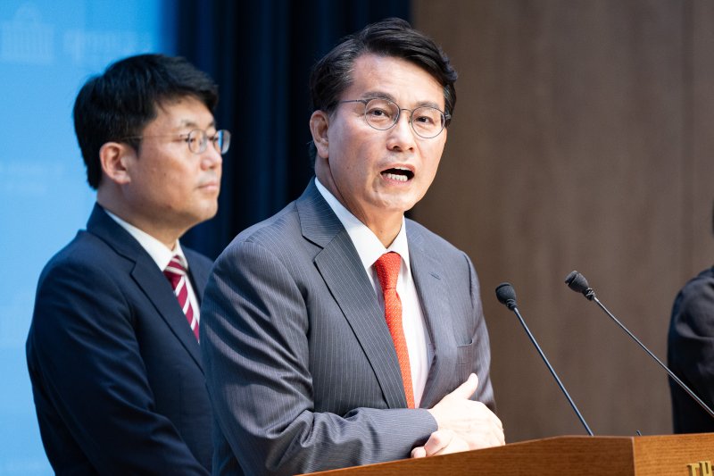 윤상현 국민의힘 의원이 21일 서울 여의도 국회 소통관에서 이재명 정부 민생회복 소비쿠폰 관련 기자회견을 하고 있다. 2025.7.21/뉴스1 ⓒ News1 유승관 기자