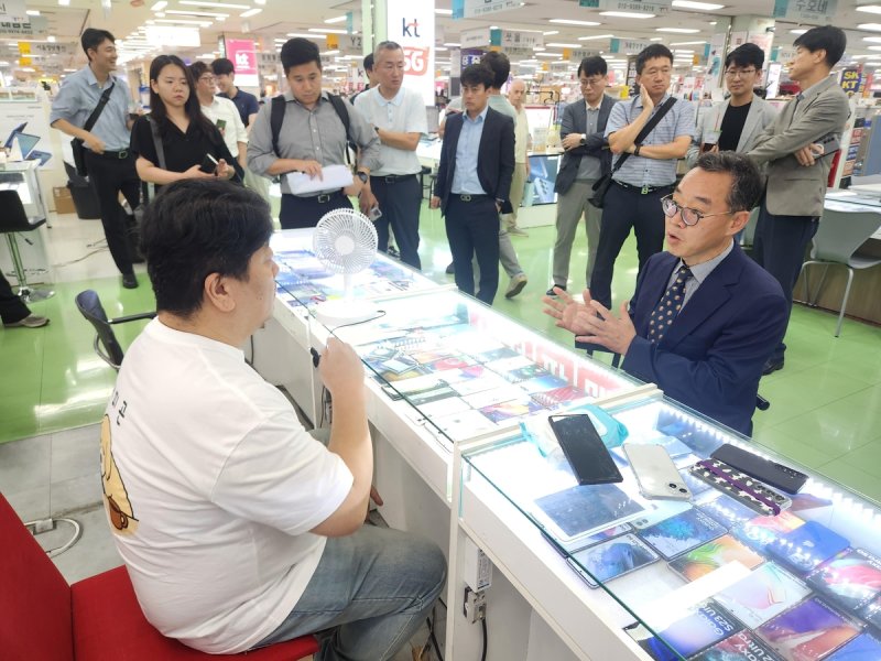 방통위, 단통법 폐지 후 휴대폰 유통 점검 (출처=연합뉴스)