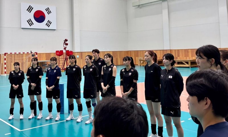 진천선수촌에 소집돼 모랄레스 감독의 이야기를 듣는 여자배구 대표팀 선수들 (출처=연합뉴스)