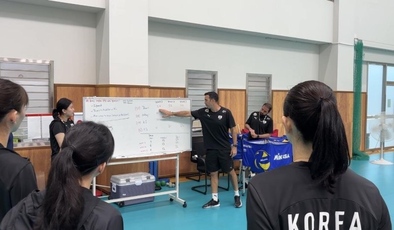 훈련 시작 전 선수들에게 설명하는 모랄레스 여자배구대표팀 감독(중앙) (출처=연합뉴스)