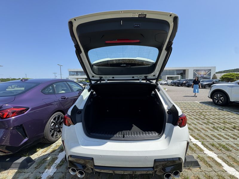 BMW 뉴 M 135 xDrive 트렁크 공간. 정원일 기자