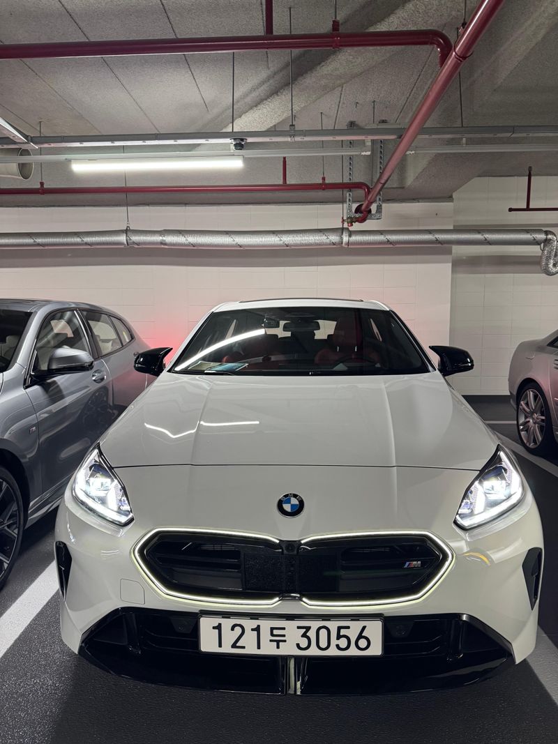 BMW 뉴 M 135 xDrive 모델에 '아이코닉 글로우'가 켜져 있는 모습. 정원일 기자