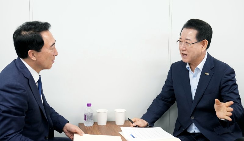 [무안=뉴시스] 김영록 전남지사가 23일 서울 국정기획위원회에서 박수현 국정기획위 균형성장특별위원장에게 전남도 핵심현안의 국정과제 반영을 건의하고 있다. (사진 제공 = 전남도). 2025.07.23. photo@newsis.com *재판매 및 DB 금지