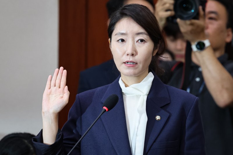 강선우 여성가족부 장관 후보자가 14일 서울 여의도 국회에서 열린 인사청문회에 출석해 선서하고 있다. 2025.7.14/뉴스1 ⓒ News1 유승관 기자