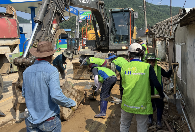 23일 진주시 수곡면 수해복구 현장에서 LH 임직원들이 수해복구 활동을 하고 있다. LH 제공