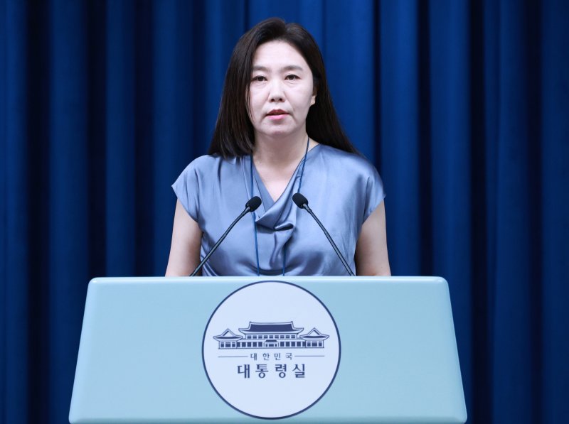 [서울=뉴시스] 고범준 기자 = 강유정 대변인이 23일 서울 용산 대통령실 청사에서 강선우 여성가족부 장관 후보자 사퇴 관련 브리핑을 하고 있다. 2025.07.23. bjko@newsis.com