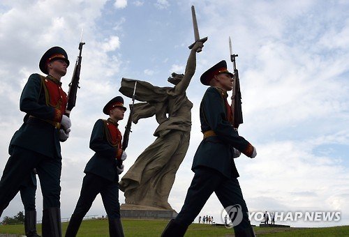 러시아 스탈린그라드 전투 기념물 앞을 지나는 러시아 병사들 (출처=연합뉴스)