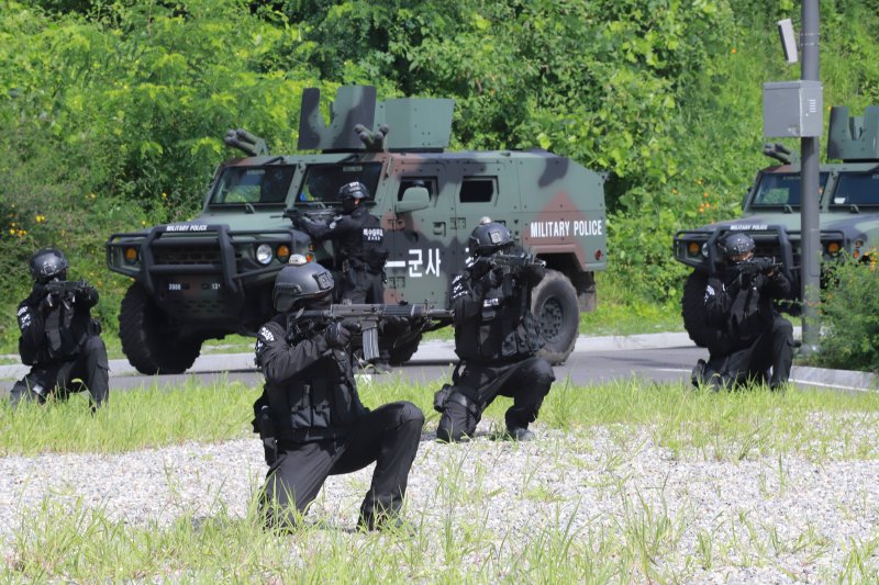 수도군단은 연일 30도가 넘는 무더위 속에서 참가 장병들의 안전을 고려해 온도지수와 오존지수별 세부 행동 및 통제지침을 마련한 뒤 이를 준수하면서 대테러 초동조치 훈련 울 실시하고 있다. 육군 수도군단 제공