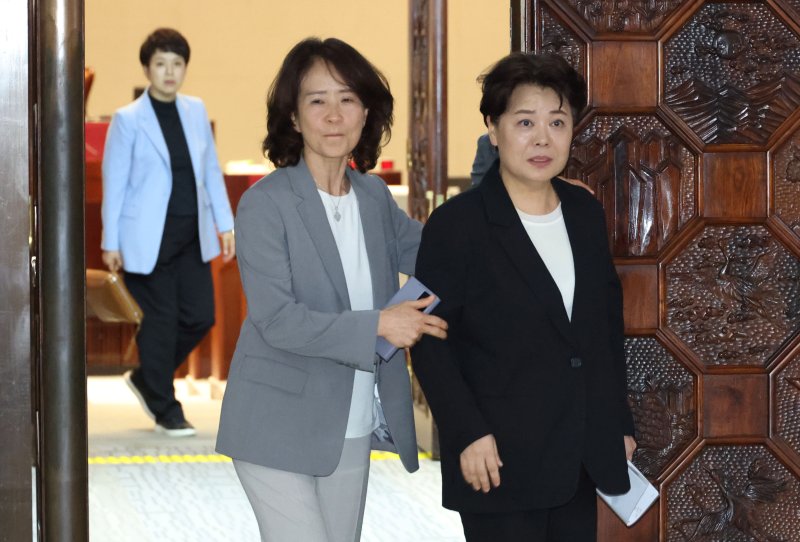 윤희숙 국민의힘 혁신위원장이 23일 오후 서울 여의도 국회에서 열린 의원총회를 마치고 이동하고 있다. 2025.7.23/뉴스1 ⓒ News1 이광호 기자
