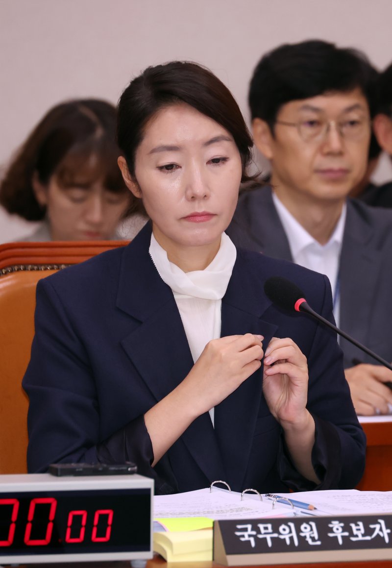 [서울=뉴시스] 고승민 기자 = 강선우 여성가족부 장관 후보자가 지난 14일 서울 여의도 국회에서 열린 여성가족위원회의 인사청문회에서 국회의원 배지를 떼고 있다. 2025.07.14. kkssmm99@newsis.com