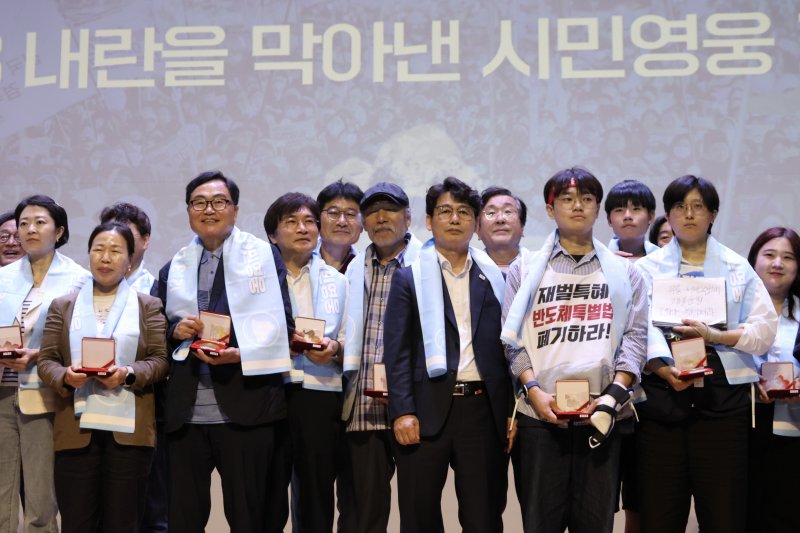 K평화연구원이 22일 국회의원회관 대회의실에서 '12·3 내란저지 시민영웅 기념식'이 열린 가운데 정성홍 이재명광주기본교육연구소장이 수상하고 있다.(독자제공. 재배포 및 DB 금지)