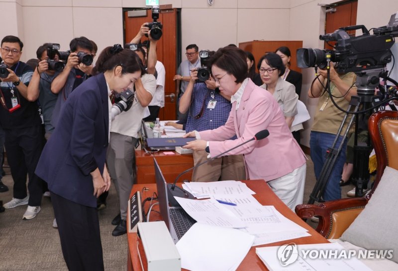 선서문 전달하는 강선우 여가부 장관 후보자 (출처=연합뉴스)