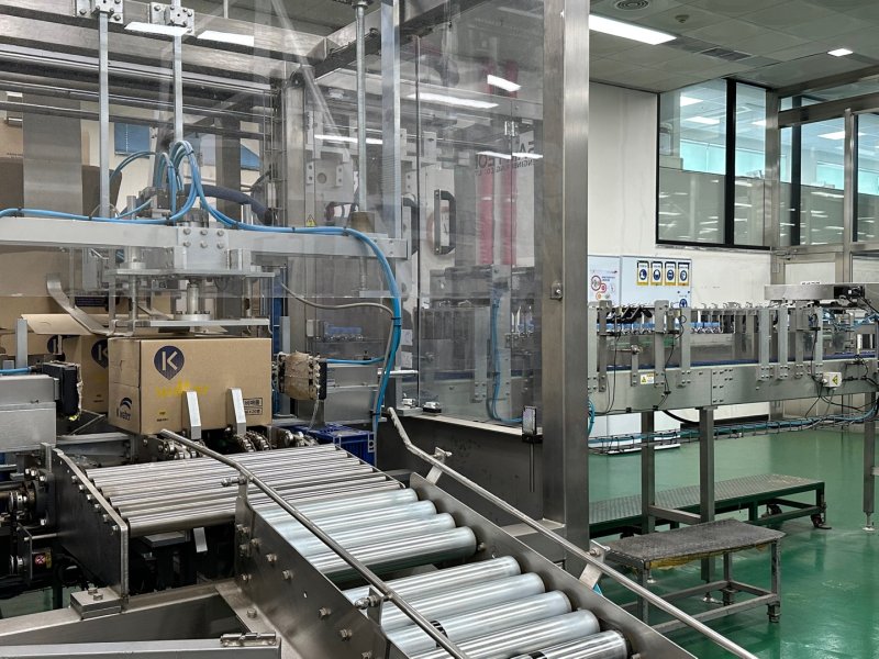 수돗물 병입 공정에서 100% 재생 원료 페트병을 활용하는 모습 한국수자원공사 제공