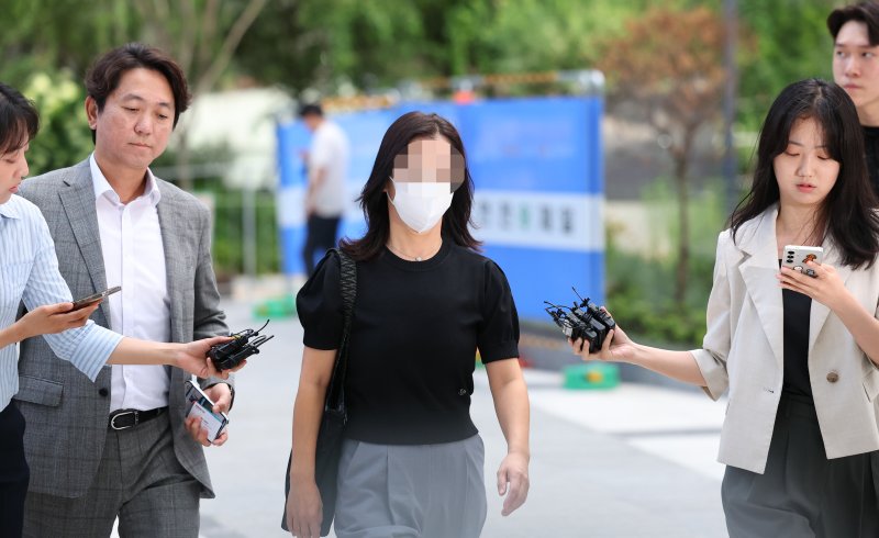[서울=뉴시스] 최진석 기자 = 김건희 집사 김예성 씨의 아내 정 모 씨가 23일 서울 종로구 김건희 특검팀(특별검사 민중기)으로 소환 조사에 출석하고 있다. 2025.07.23. myjs@newsis.com