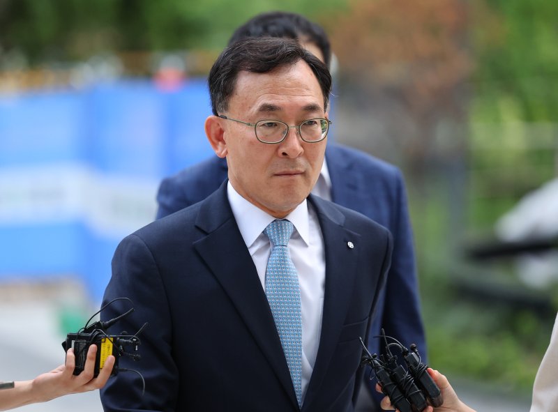 [서울=뉴시스] 최진석 기자 = 정근수 전 신한은행 부행장이 23일 서울 종로구 김건희 특검팀(특별검사 민중기)으로 소환 조사에 출석하고 있다. 2025.07.23. myjs@newsis.com