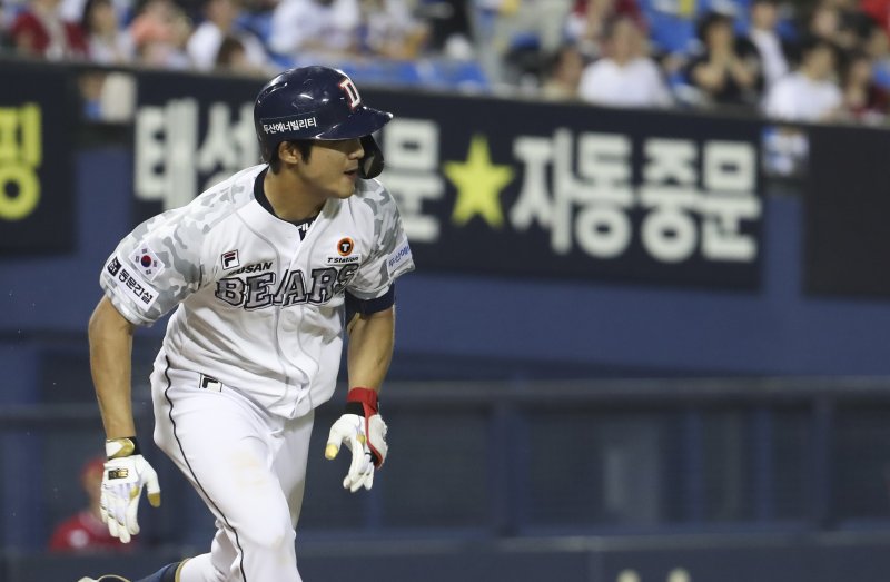[서울=뉴시스] 김근수 기자 = 20일 서울 송파구 잠실야구장에서 열린 2023 프로야구 SSG 랜더스와 두산 베어스의 경기, 6회 말 2사 주자 1,2 상황에서 두산 김대한이 중견수 앞 동점 1루타를 치고 있다. 2023.06.20. ks@newsis.com