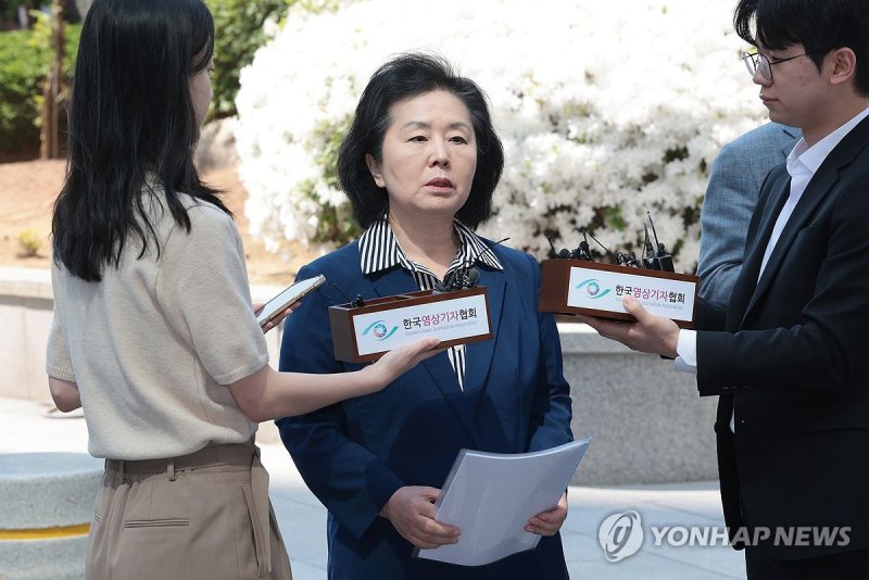 취재진 질문에 답하는 김영선 전 의원 (출처=연합뉴스)