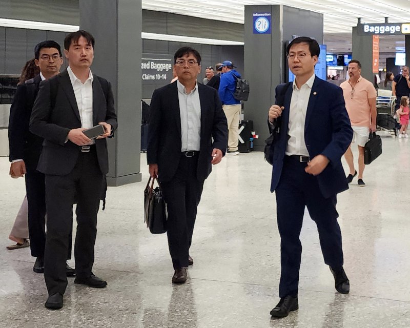 22일(현지시간) 미국 워싱턴DC 인근 덜레스국제공항에 도착한 여한구 산업부 통상교섭본부장(맨 오른쪽). 구윤철 경제부총리 겸 기획재정부 장관과 여 본부장은 25일 스콧 베선트 미국 재무장관, 제이미슨 그리어 USTR 대표와 '2+2' 한미 관세협의를 진행할 예정이다. 연합뉴스