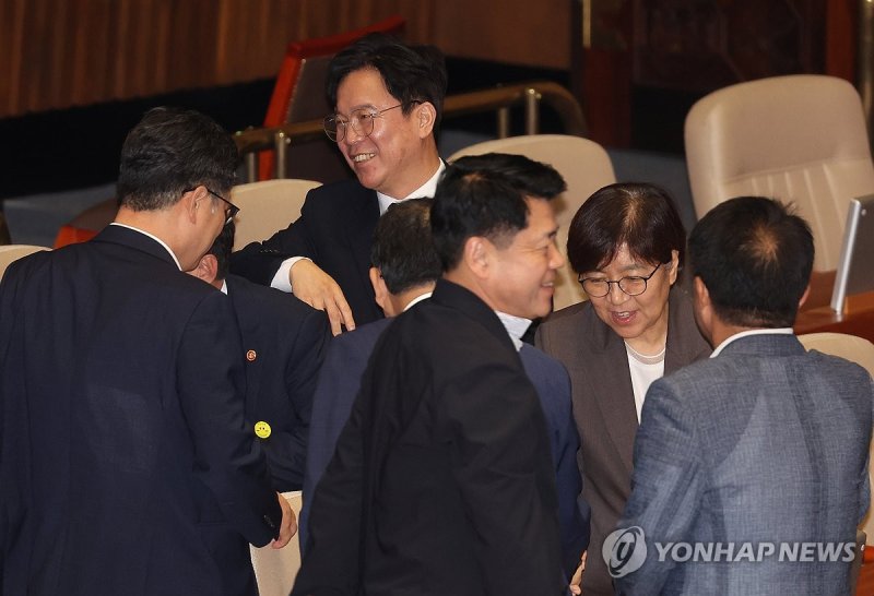 본회의 참석한 신임 국무위원들 (출처=연합뉴스)