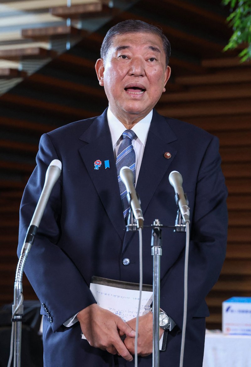 이시바 시게루 일본 총리가 23일 도쿄 총리공관에서 미일 무역합의에 대해 기자들에게 설명하고 있다. EPA연합뉴스