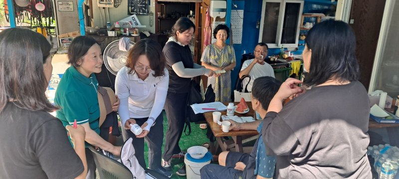 경기 가평군이 집중호우로 피해를 입은 지역 주민들을 위해 '찾아가는 진료'를 실시하고 있다.(가평군 제공)/뉴스1