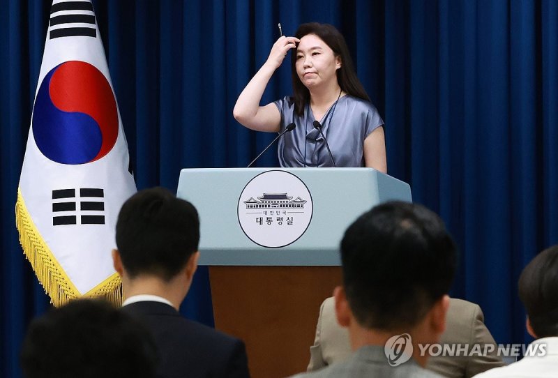 취재진 질문 듣는 강유정 대통령실 대변인 (출처=연합뉴스)
