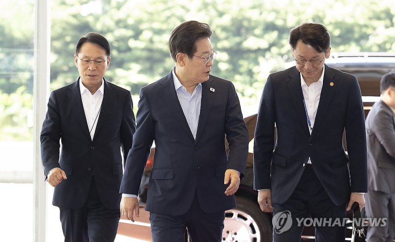 이재명 대통령과 황인권 대통령경호처장(왼쪽) (출처=연합뉴스)