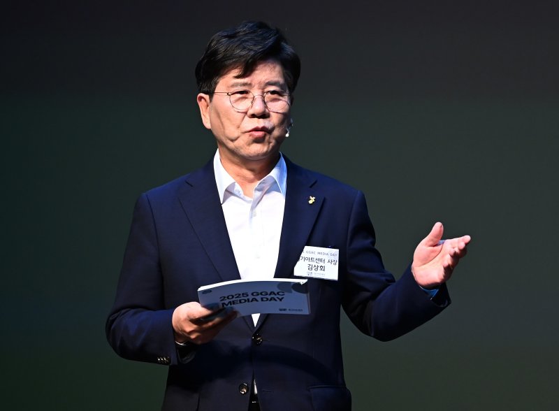 [수원=뉴시스] 김종택 기자 = 김상회 경기아트센터 사장이 23일 경기 수원시 경기아트센터에서 열린 미디어데이에서 경영방향및 핵심사업에 대한 새로운 비전을 밝히고 있다. 2025.07.23. jtk@newsis.com