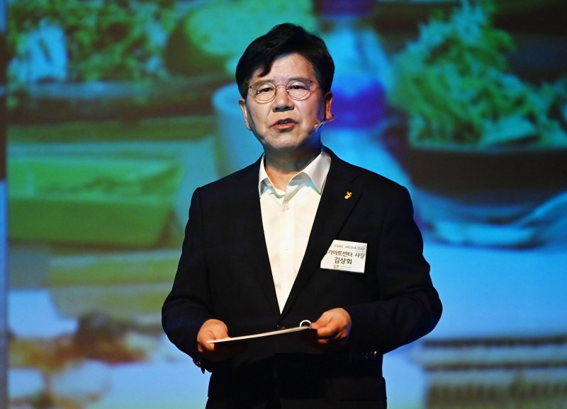 [수원=뉴시스] 김종택 기자 = 김상회 경기아트센터 사장이 23일 경기 수원시 경기아트센터에서 열린 미디어데이에서 경영방향및 핵심사업에 대한 새로운 비전을 밝히고 있다. 2025.07.23. jtk@newsis.com