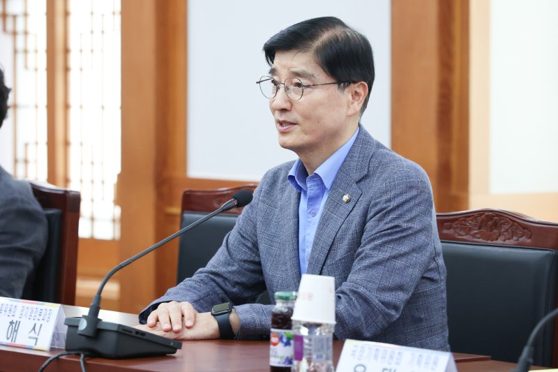 [과천=뉴시스] 황준선 기자 = 이해식 국정기획위원회 정치행정분과위원장과 기획위원들이 15일 오후 경기 과천시 중앙선거관리위원회에서 열린 간담회에서 인사말을 하고 있다. 2025.07.15. hwang@newsis.com