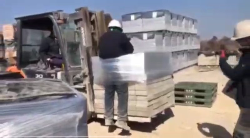 전남 나주시의 한 벽돌공장에서 외국인 노동자를 인권유린한 장면이 담긴 영상의 한 부분(전남이주노동자인권네트워크 제공. 재판매 및 DB 금지)