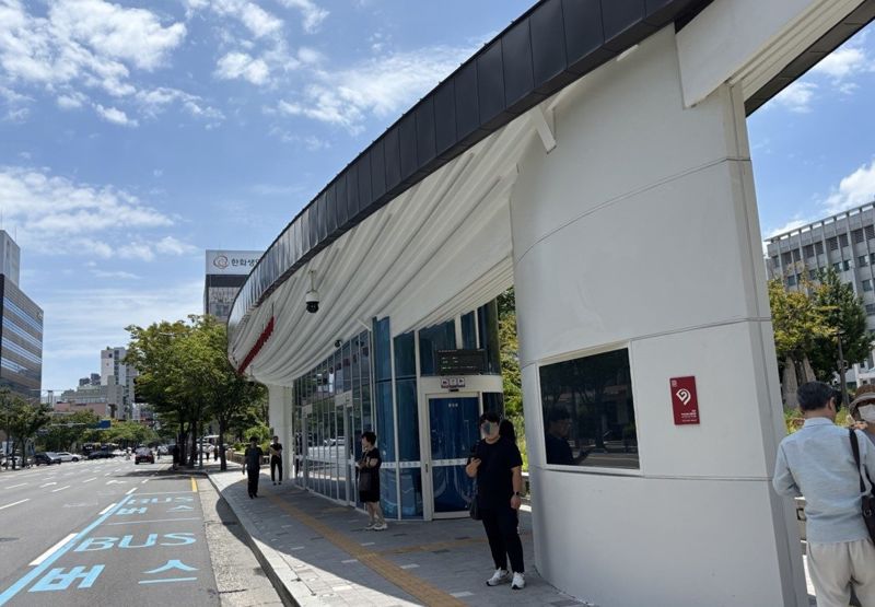 울산시청 앞 시내버스 승강장. 지난해 울산시가 13억 원을 투입해 만들었다. 냉·난방기와 휴대전화 충전이 가능한 온열 의자, 와이파이 등 다양한 시설을 갖추고 있어 눈길을 끌고 있다. 사진=최수상 기자