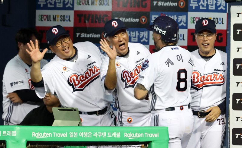 23일 오후 서울 송파구 잠실야구장에서 열린 프로야구 '2025 신한 SOL뱅크 KBO 리그' 두산 베어스와 한화 이글스의 경기에서 4회말 두산 공격 1사 주자 없는 상황 케이브가 솔로홈런을 치고 동료들과 기뻐하고 있다. 2025.7.23/뉴스1 ⓒ News1 이승배 기자