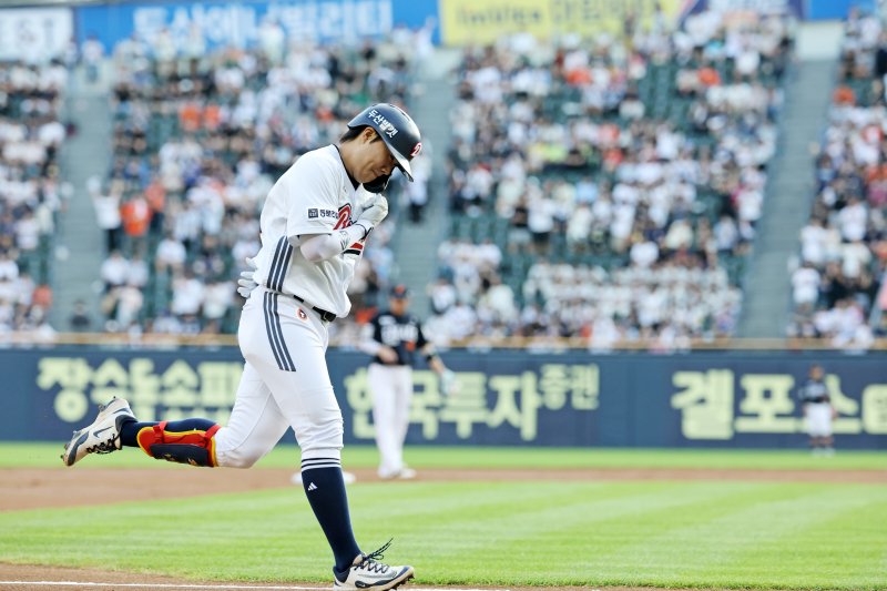 23일 오후 서울 송파구 잠실야구장에서 열린 프로야구 '2025 신한 SOL뱅크 KBO 리그' 두산 베어스와 한화 이글스의 경기에서 1회말 두산 공격 2사 주자 없는 상황 박준순이 솔로홈런을 치고 홈으로 향하고 있다. 2025.7.23/뉴스1 ⓒ News1 이승배 기자