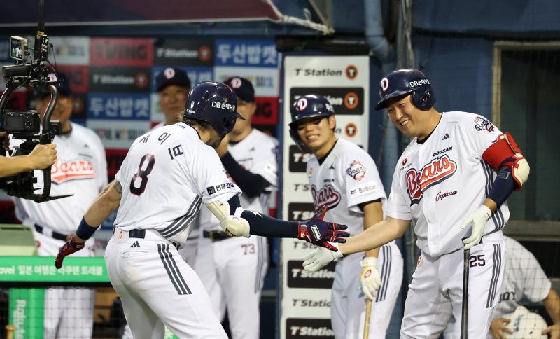 23일 오후 서울 송파구 잠실야구장에서 열린 프로야구 '2025 신한 SOL뱅크 KBO 리그' 두산 베어스와 한화 이글스의 경기에서 4회말 두산 공격 1사 주자 없는 상황 케이브가 솔로 홈런을 치고 기뻐하고 있다. 2025.7.23/뉴스1 ⓒ News1 이승배 기자