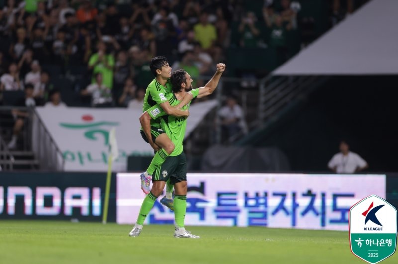 [서울=뉴시스]K리그1 전북 콤파뇨와 전진우. (사진=한국프로축구연맹 제공)