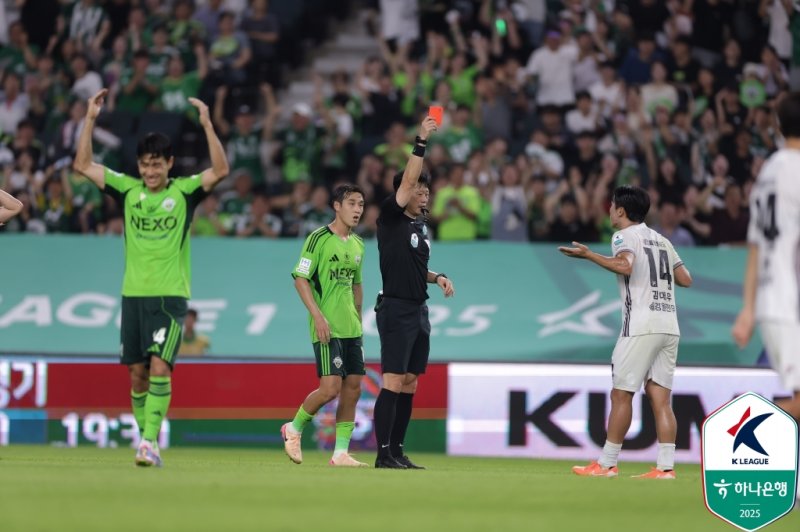 [서울=뉴시스]K리그1 강원 김대우 퇴장. (사진=한국프로축구연맹 제공)