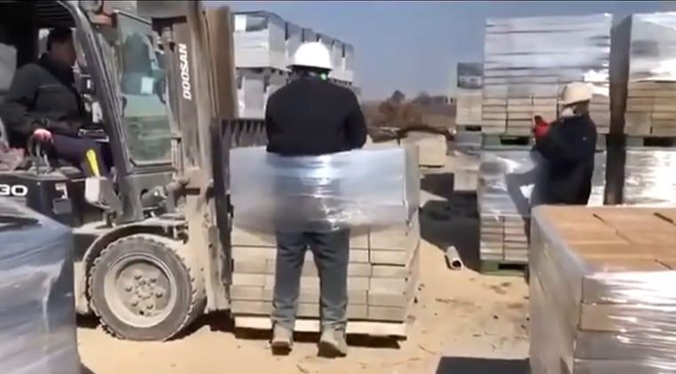 잘못했다고 해야지 이주노동자 지게차 묶어놓더니…