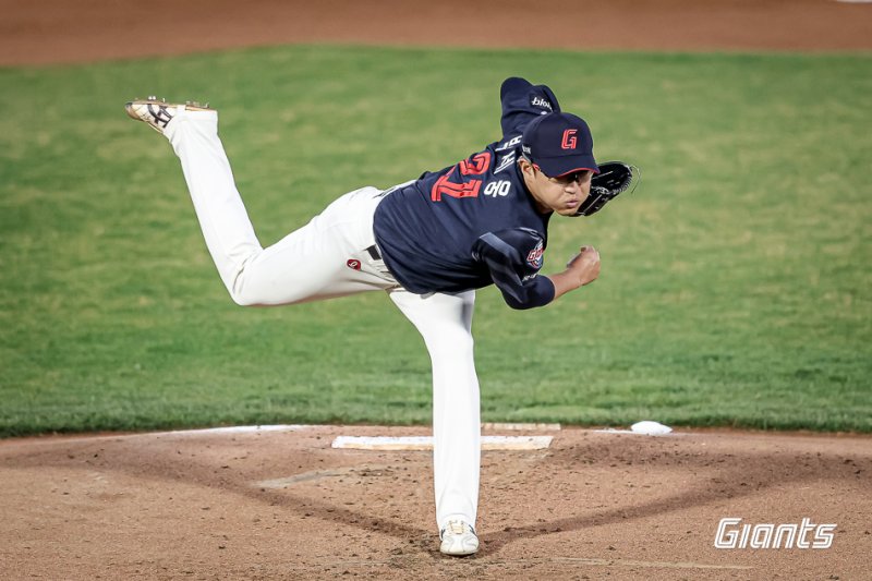 [서울=뉴시스] 프로야구 롯데 자이언츠 박세웅이 11일 사직구장에서 열린 2025 신한 쏠뱅크 KBO리그 NC 다이노스와의 경기에서 역투를 펼치고 있다. (사진=롯데 자이언츠 제공) 2025.04.11. *재판매 및 DB 금지