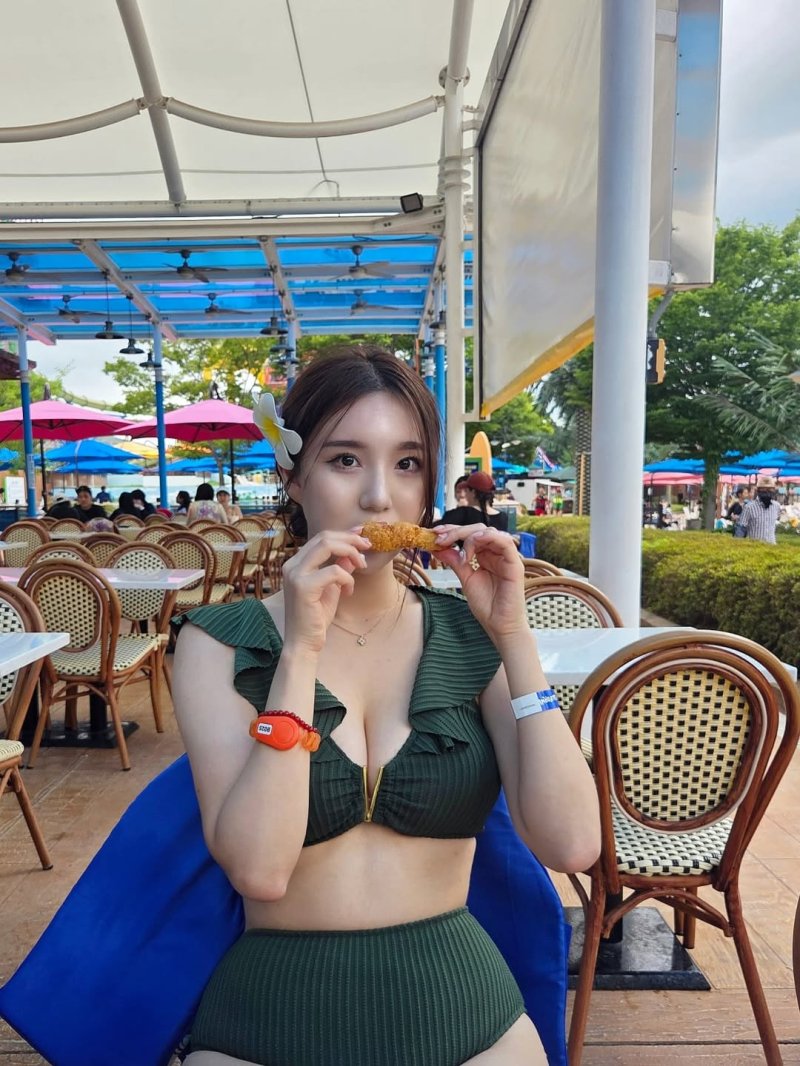 치어리더 김현영, 터질듯한 볼륨감 과시…"사랑에 빠졌다"